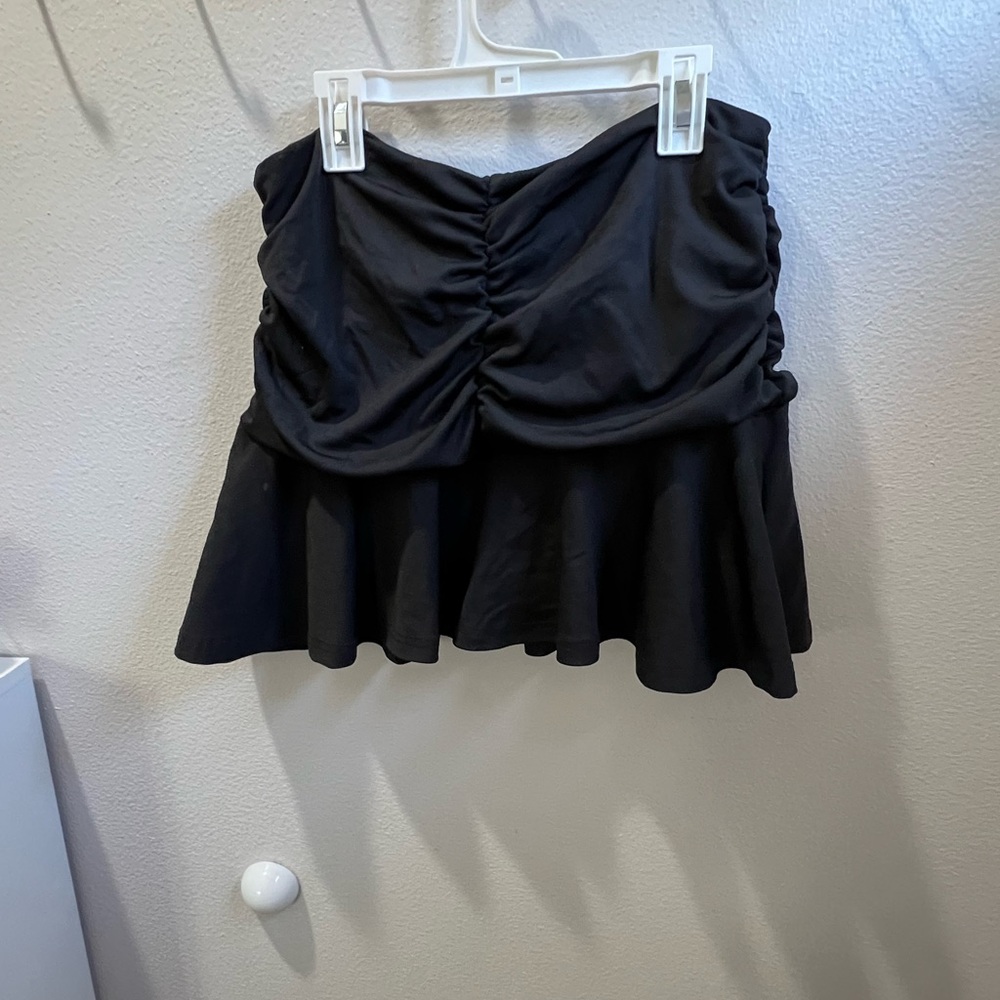 Shein black double layered skirt ruched top of skirt and flared bottom size M. - Picture 3 of 5